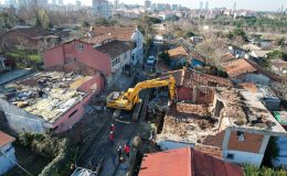 Görüntüsüyle sosyal medyada gündem olan o bina yıkıldı