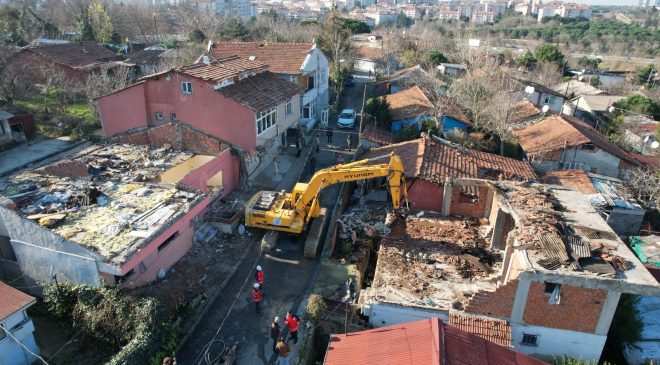 Görüntüsüyle sosyal medyada gündem olan o bina yıkıldı