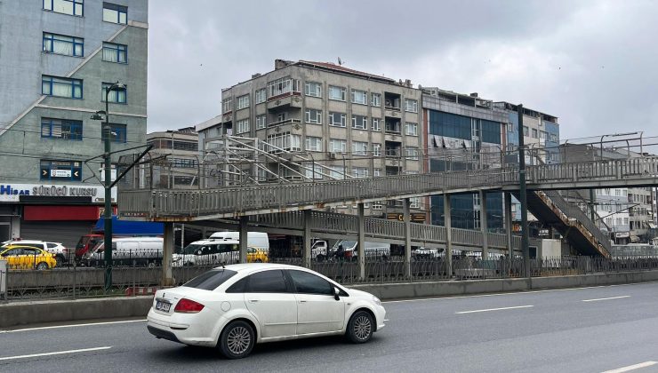 KAMYON ÇARPAN ÜST GEÇİT YENİLENİYOR