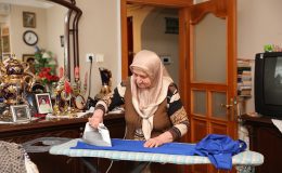 45 yıldır eski kıyafetleri evinde yıkayıp ütüledikten sonra ihtiyaç sahiplerine ulaştırıyor