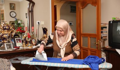 45 yıldır eski kıyafetleri evinde yıkayıp ütüledikten sonra ihtiyaç sahiplerine ulaştırıyor