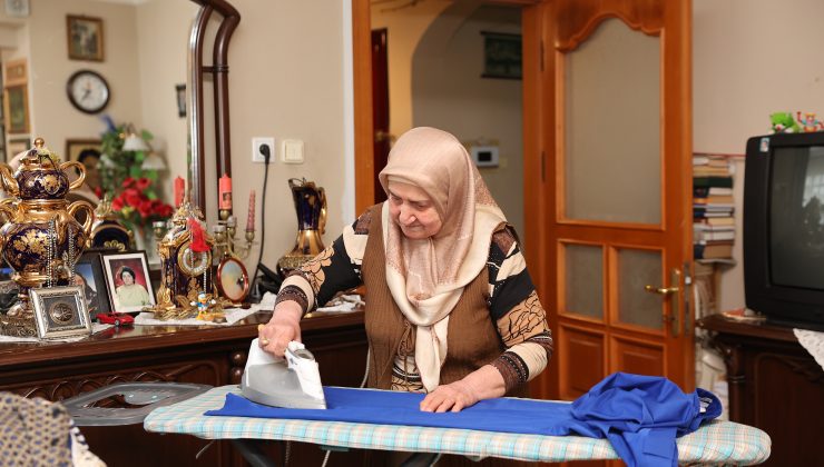 45 yıldır eski kıyafetleri evinde yıkayıp ütüledikten sonra ihtiyaç sahiplerine ulaştırıyor