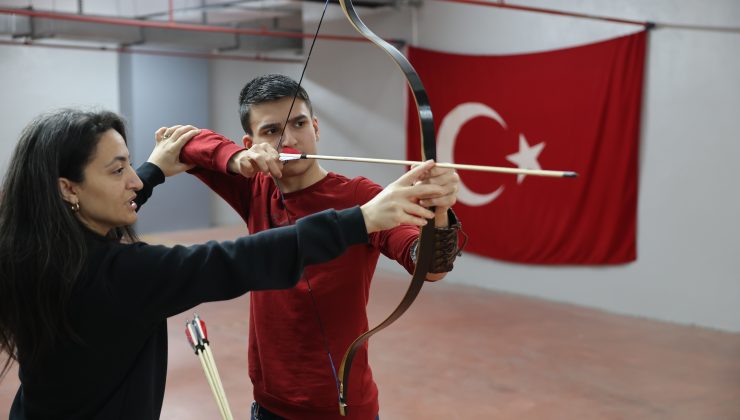 Okçuluk kursunu bitirdi, tarihi dizilerde rol aldı